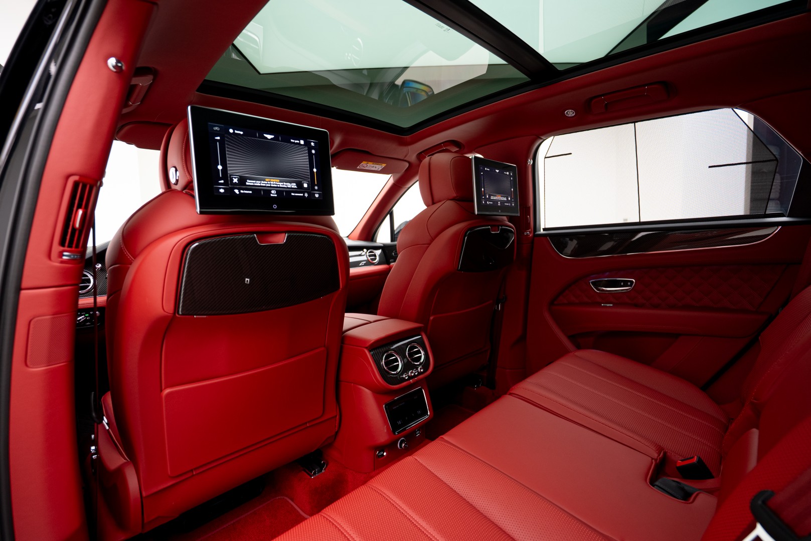 2023 BENTLEY BENTAYGA S | HIGH SPEC | DIAMOND QUILT LEATHER | REAR ENTERTAINMENT | CARBON INTERIORS